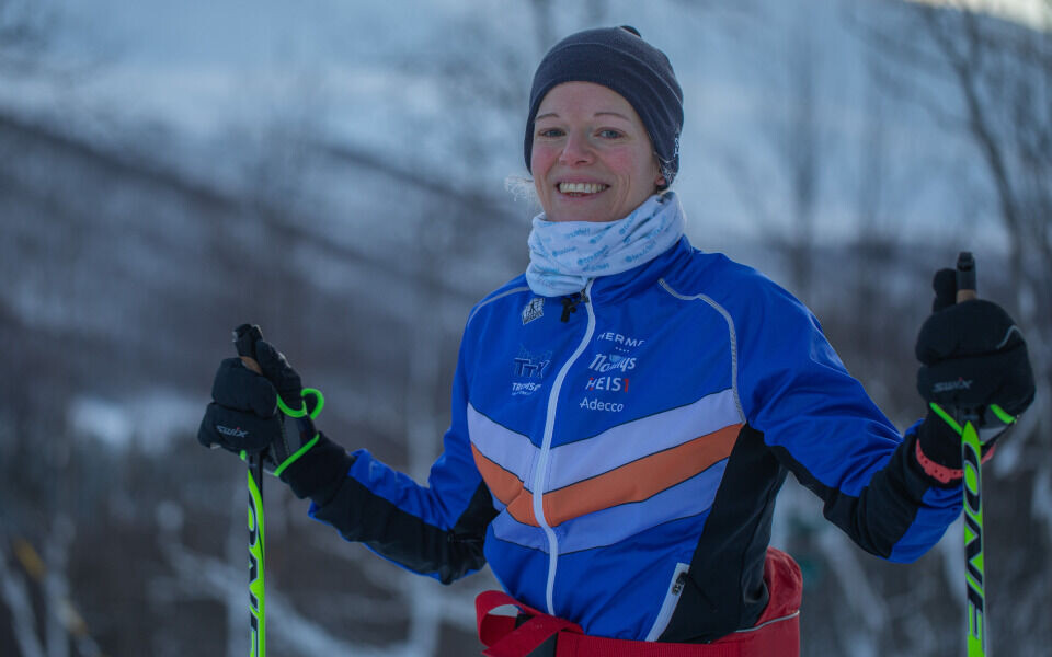 Tine Hiorth Schøyen stortrives i Tromsø – med fjellene, sjøen og årstidene. - Jeg blir stadig mer fascinert av mørketida, sier hun. Foto: Øystein Haugen
