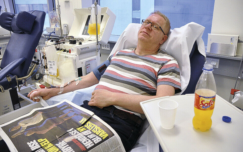 Arnt Øien (58): Jeg tipper jeg har gitt blod 45 ganger siden 2000. Jeg kommer også hver tredje måned for å gi plasma. Det er koselig å komme hit. Folkene som jobber her er smilende og veldig hyggelige. De ser meg i øynene når jeg kommer og har alltid tid til å slå av en prat. De er like takknemlige hver gang for at jeg kommer, og det forsterker følelsen av at jeg gjør noe bra. Jeg har vervet sønnen min til å bli blodgiver, og oppfordrer ham til å verve kameratene sine. Foto: Svein Arild Nesje-Sletteng.