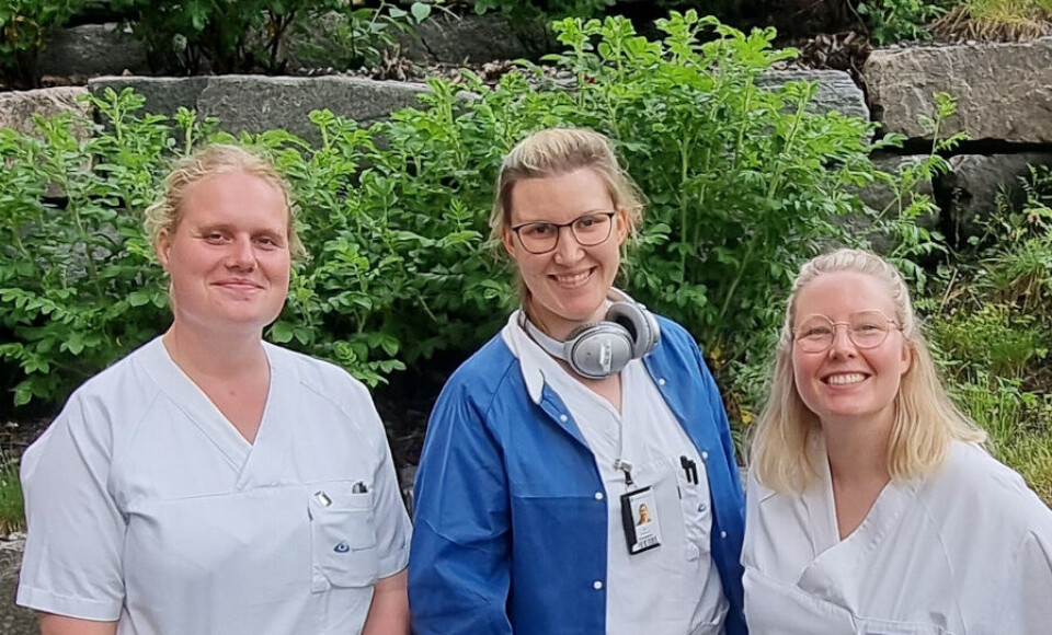 Bioingeniørene som har stått for IVDR-forberedelser ved medieproduksjon på Lillehammer sykehus. Fra venstre: Bente Stokke, Silje Vinkenes og Hanne Fostveit Olaussen. Foto: Lise Ebbesen
