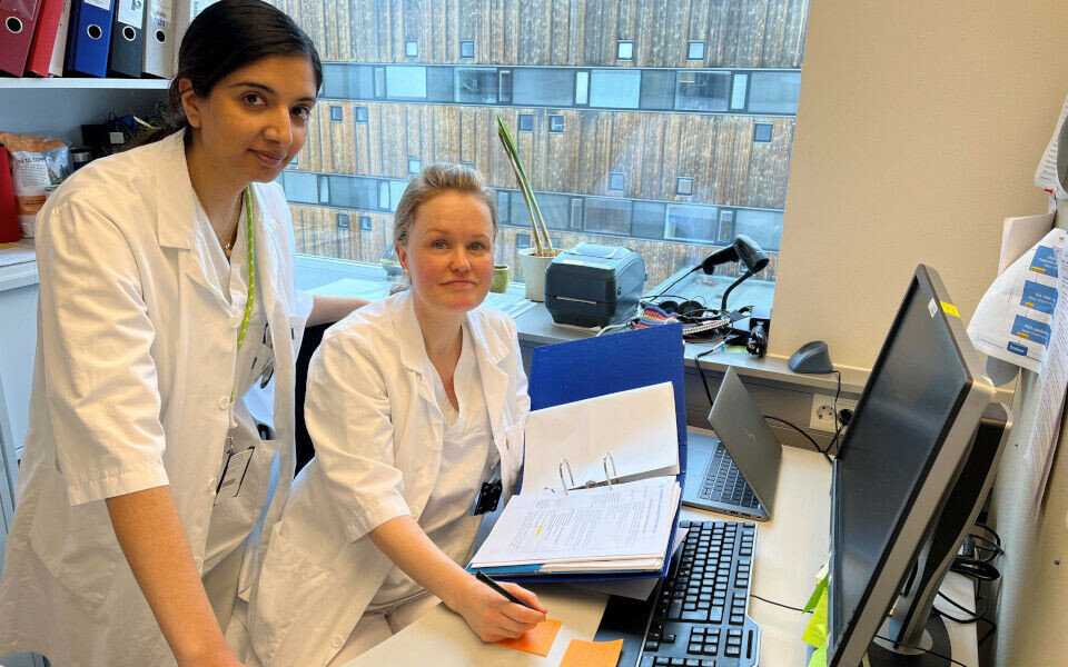 Heidi Strand (sittende) jobbet alene som forskningsbioingeniør i sju år. I løpet av de siste par årene har hun fått to kolleger. En av dem er Naila Shaheen. Foto: Grete Hansen