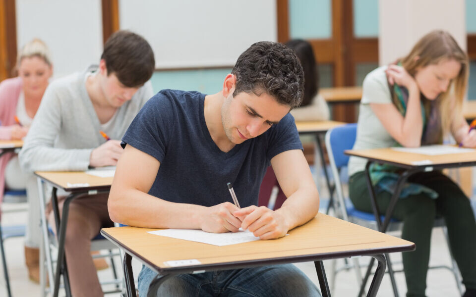 Hvis lærestedene ikke får mer penger, kan krav om to sensorer føre til økt bruk av flervalgseksamener. De er enklere og billigere å rette enn andre typer oppgaver. Illustrasjonsfoto: iStock