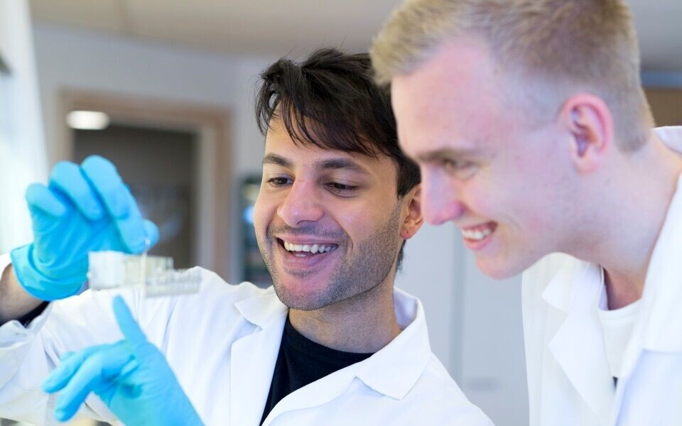 Det er ikke slik at bioingeniøryrket passer bedre for kvinner enn for menn, så hvorfor er det ikke flere menn som blir bioingeniører? spør student Joakim G. Holthe. Illustrasjonsfoto: Annette Larsen