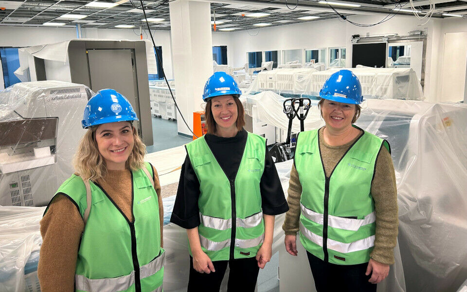 Seksjonsleder Christine Luiten, avdelingssjef Lene Mikkelsen og fagbioingeniør for automasjon Anne Mari Oppistov under byggingen av analysehall ved nye SUS. På Bioingeniørdagen, 15. april 2024, starter opplæringen, og validering av instrumenter og analyser. Deretter følger en stresstest med prøver fra primærhelsetjenesten, og 11. mai 2025 skal den nye analysehallen være i drift. Foto: SUS