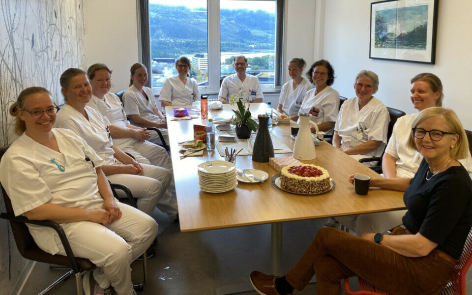 Pensjonist Randi-Kirsten Røthe vant kryssordkonkurransen i nr. 6. Hun delte premien med de gamle kollegene på laboratoriet på Voss sjukehus. Foto: Privat