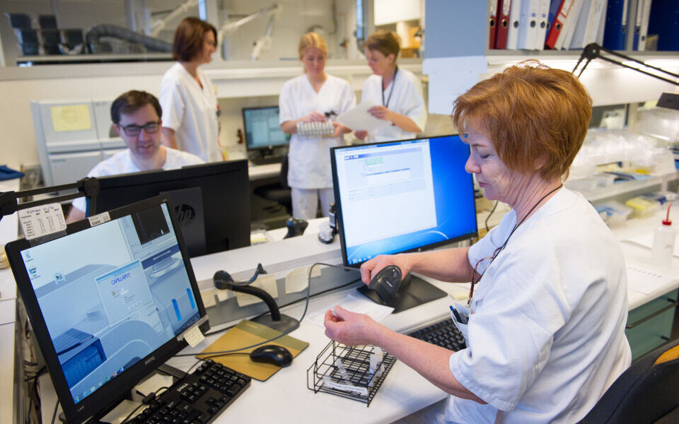 Ulike faggrupper og profesjoner jobber i laboratoriene. Vi må avklare når og hvor det må være bioingeniører på jobb, og når en annen faggruppe eller profesjon kan ivareta oppgavene, skriver Gry Andersen. Ill. foto: Tomas Moss