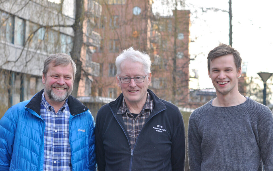 ERFARNE: Martin Oma (til venstre) hadde Bjarne Hjeltnes (i midten) som lærer da han gikk på bioingeniørutdanningen tidlig på 90-tallet. Hjeltnes underviser også Omas sønn, Nils Jarle Oma, som blir ferdig utdannet bioingeniør til sommeren. Bioingeniøren inviterte de tre herrene til å reflektere rundt utdanningen før og nå, og om hvordan det er å være mann i et kvinnedominert yrke. Foto: Frøy Lode Wiig.