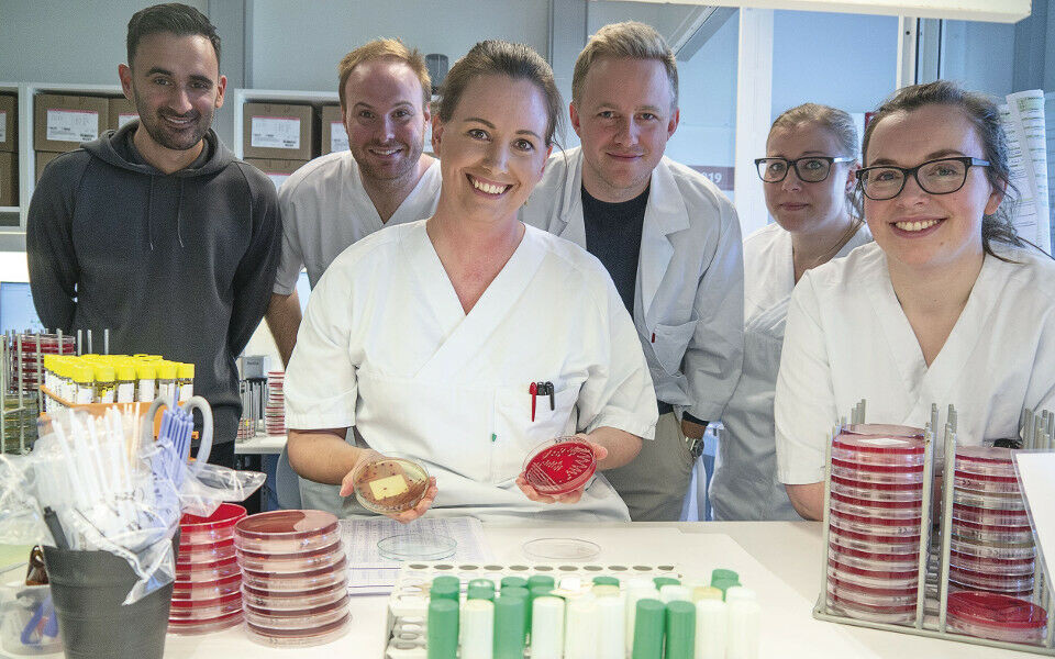 Deler av prosjektgruppa. Fra venstre: Andreas Brun (IKT-koordinator ved Laboratoriemedisinsk klinikk), Martin Petersen, Hege Snøsen, Odd Magnus Helle (økonom ved Laboratoriemedisinsk klinikk), Jannicke Skage (fagbioingeniør) og Lena Rugsveen (bioingeniør). Ikke til stede: Ingvild Haugan (konstituert overlege) og Aleksandra Jakovljev (overlege). Foto: Grete Hansen