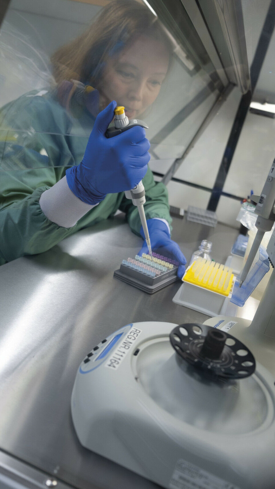 Ildri Haltbakk er en av bioingeniørene på FHI som er med på utbrddsetterforskning. Foto: Heidi Strand