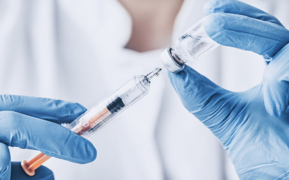 Flere bør vaksinere seg mot influensa og korona. Foto: iStock/scyther5
