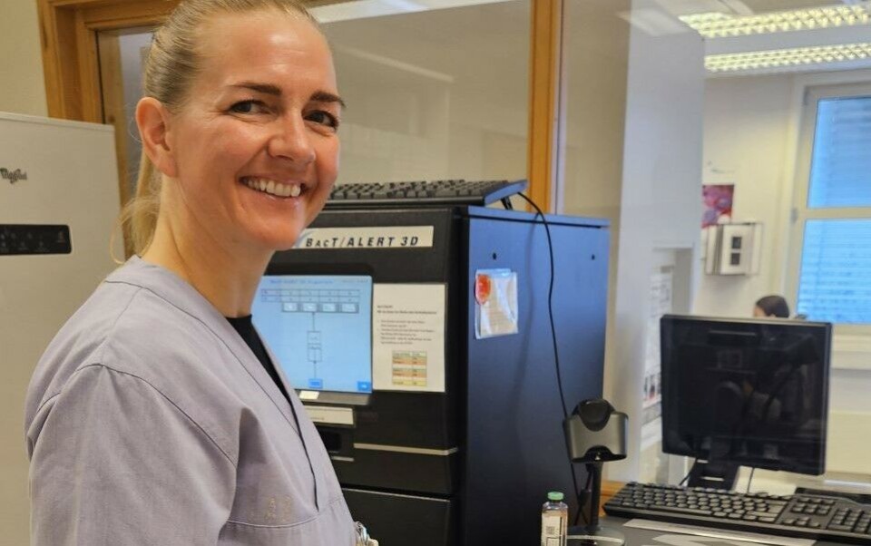 Ved Helgelandssykehuset Mo i Rana har de brukt hurtigtest ved mistanke om sepsis siden 2021. Her analyserer bioingeniør Elisabet Sandhei en prøve. Foto: Privat