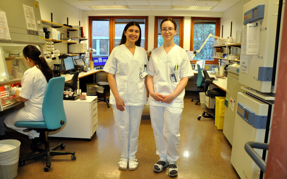 OPPGAVEDELING: Overbioingeniør Navdeep Kaur (til venstre) og bioingeniør Trine Alvilde Duktæt står inne på det beryktede «huset», den travleste arbeidsstasjonen hos medisinsk mikrobiologi på Bærum sykehus. Etter innføringen av ny arbeidsfordeling har belastningen på «huset» blitt mindre og overtidsbruken har gått ned.