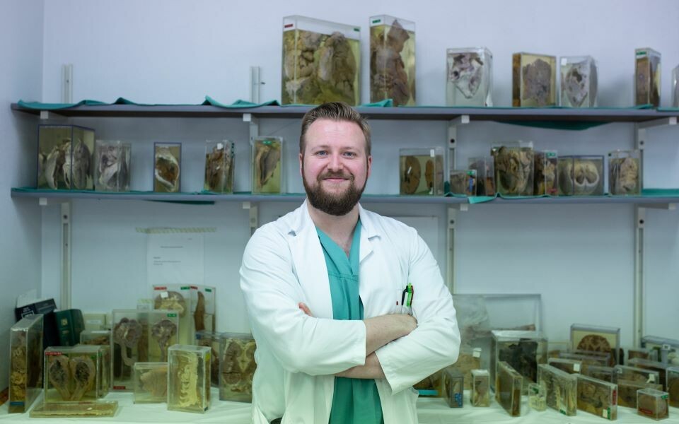Obduksjonstekniker og bioingeniør Marius Bjering Dirdal omgitt av preparater. Foto: Kristin Risa