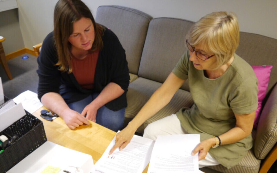 Noklus på besøk i primærhelsetjenesten. Samtalene med deltakerne er viktige. Her diskuterer Elisabeth Josefsen og Anne-Lise Ramsvig (fra Noklus) kontrollresultater og prosedyrer. Foto: Grete Hansen