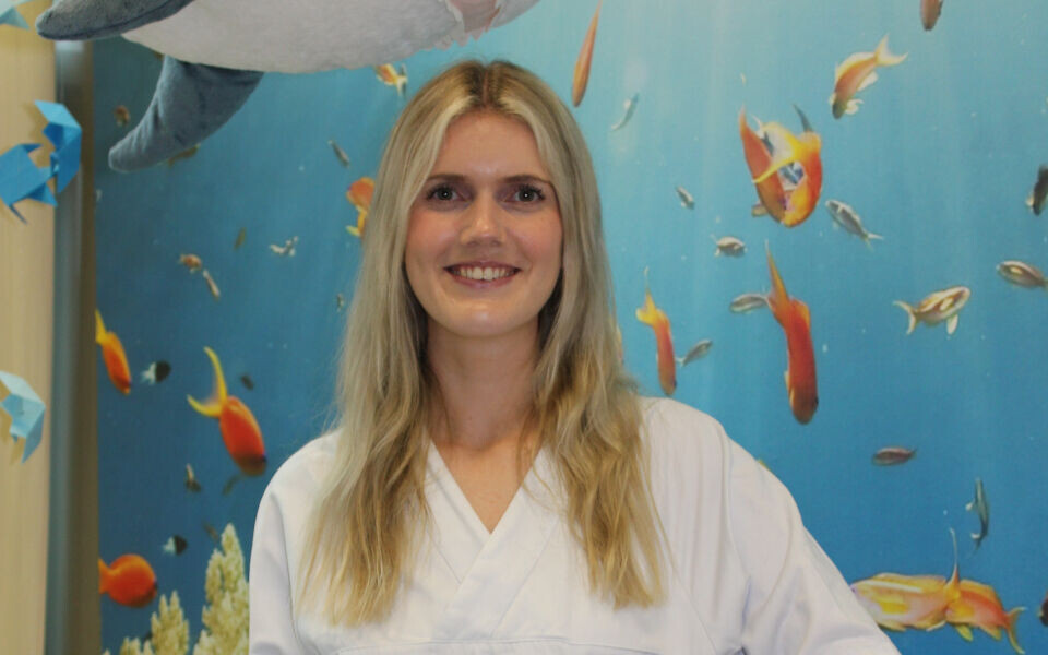 Ingvild Eide på prøvetakingsrommet for barn, som er dekorert med fisker. Foto: Elin Bugge