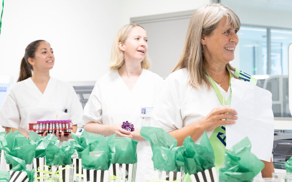 Fra åpningen av det nye laboratoriet. Fra venstre: Christy Veronica Tvihaug, Lillian Skumsnes og funksjonsleder Anne Mari Hagen. Foto: Stina Steingildra / Helse Fonna
