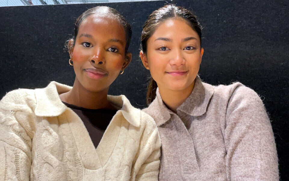 Bioingeniørstudentene Hana Yusuf Abdi og Danielle Dulay sper på studiestøtten ved å jobbe deltid på lab. Foto: Privat