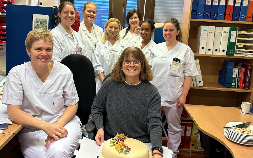 Bente H. Knutsen vant kake som hun kunne dele med kollegene på seksjon 1, avdeling for medisinsk biokjemi, Stavanger universitetssjukehus. Foto: Privat