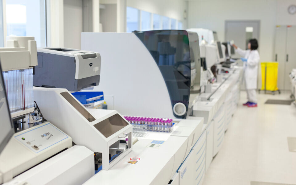 Teknologi blir stadig viktigere i laboratoriene. Denne utviklingen vil nok bare fortsette. Illustrasjonsfoto fra Akershus universitetssykehus. Foto: Annette Larsen