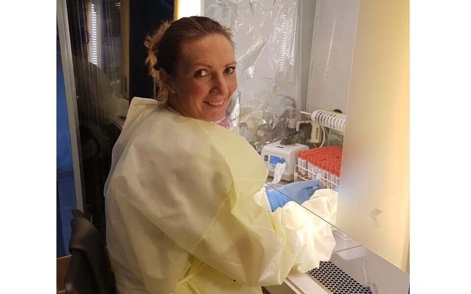 Fagansvarlig bioingeniør Ingvild Berg med koronaprøvene. Foto: Silje N. Hagen