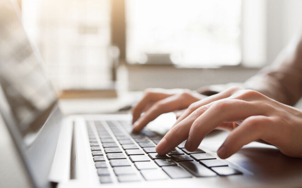 Rundt om i landet sitter det sikkert mange bioingeniører og jobber med noe det kunne vært skrevet en artikkel om. Illustrasjon: iStock