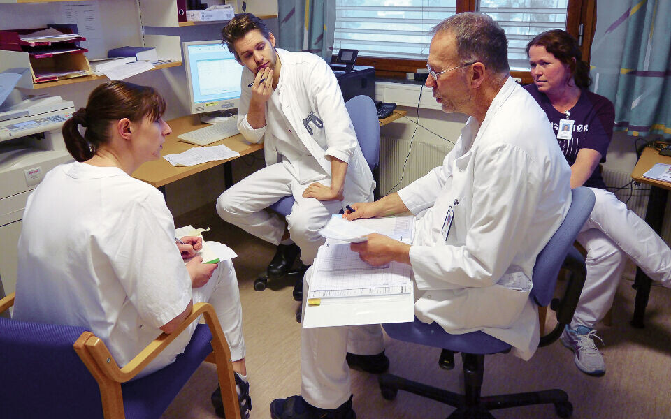 Bioingeniøren som deltar i tverrfaglige team er blant annet beskrevet av Marianne Larsen (t.h. på dette bildet) i artikkelen «Bioingeniøren som diagnostisk samarbeidspartner i helsevesenet» (1). Foto: Grete Hansen