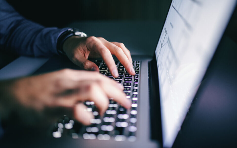 Eksamensjuks er vanskeligere å avdekke når alt skjer digitalt. Foto: iStock.