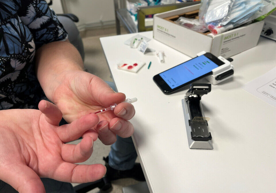 Kapillær prøvetaking. Tre dråper tørkes bort - den tredje suges inn i overføringsrøret.