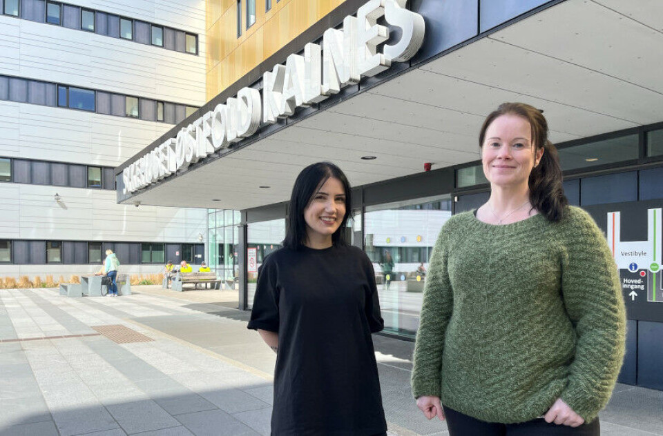 Alle fagfelt er nå likestilte når det gjelder ekstern praksis, og medisinsk biokjemi er ikke lenger obligatorisk - slik det er vanlig. Marie Rag og Linda Syversen er likevel trygge på at studentene lærer det de skal - også i medisinsk biokjemi. Foto: Grete Hansen