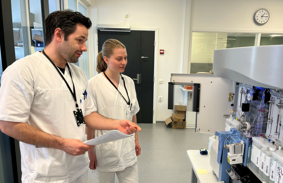 Bioingeniørstudent Elsa Lofthus Rosseland er blitt godt mottatt på hematologiseksjonen, synes hun. Det er lett å stille spørsmål og hun får gode svar. Her med praksisveileder Irnis Konjhodzic. Foto: Grete Hansen