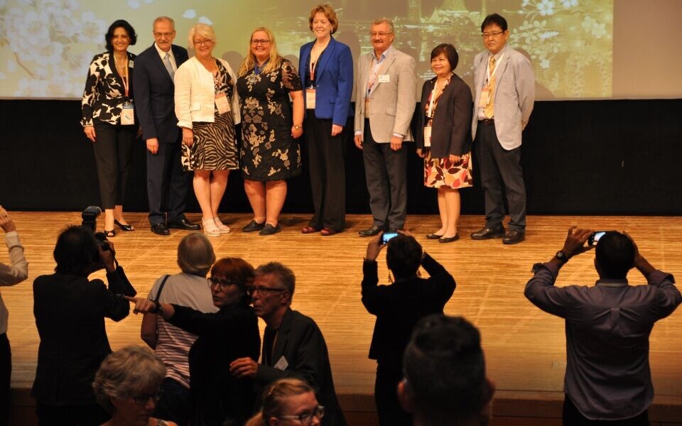 Verdenskongressen ble avsluttet med valg. Disse åtte skal styre IFBLS de neste to årene. Fra venstre: Alba Marzo, Italia, Tom Stowe, Canada (past president), Anne Berndt, Sverige (president elect), Marie Nora Roald, Norge (president), Cathy Otto, USA, Alan Wainwright, Storbritannia, Leila Florento, Filippinene og Hironori Katayama, Japan. IFBLS styre 2016 - 18