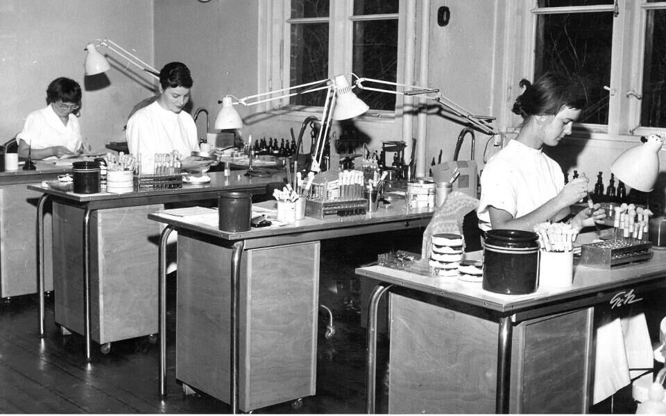 Slik så det ut i laboratoriene i bioingeniøryrkets barndom. Mye har forandret seg, men kjønnsbalansen er fortsatt svært skjev. Foto: St. Olavs Hospital