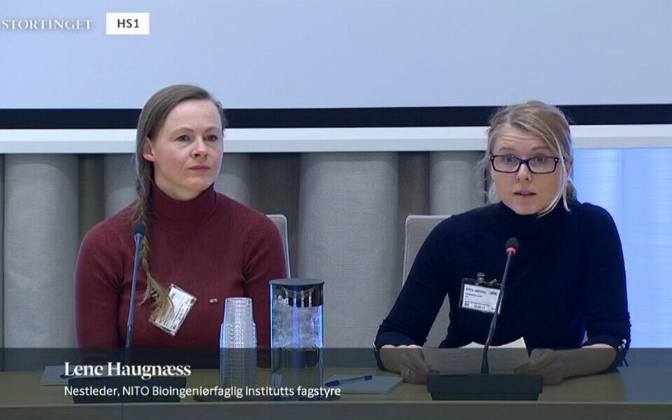 BFI-nestleder Lene Haugnæss og bioingeniør Hanne Braathen fra Avdeling for immunologi og transfusjonsmedisin på Haukeland universitetssykehus representerte NITO Bioingeniørfaglig institutt under høringen. Foto: Stortinget