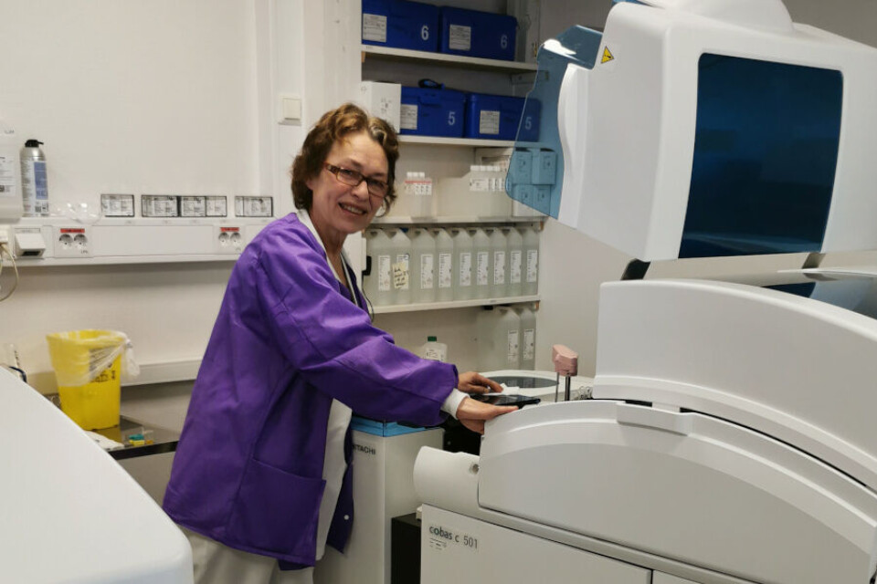 Inger Hagvåg er fagbioingeniør for de to cobas-maskinene på Lofoten sykehus. Foto: Linda Ness
