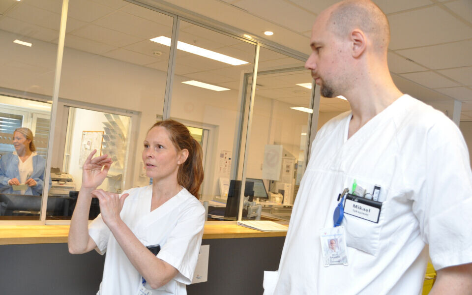 Bioingeniør og sykepleier samarbeidet på akuttmottaket på Diakonhjemmet. Foto: Svein A. Liljebakk