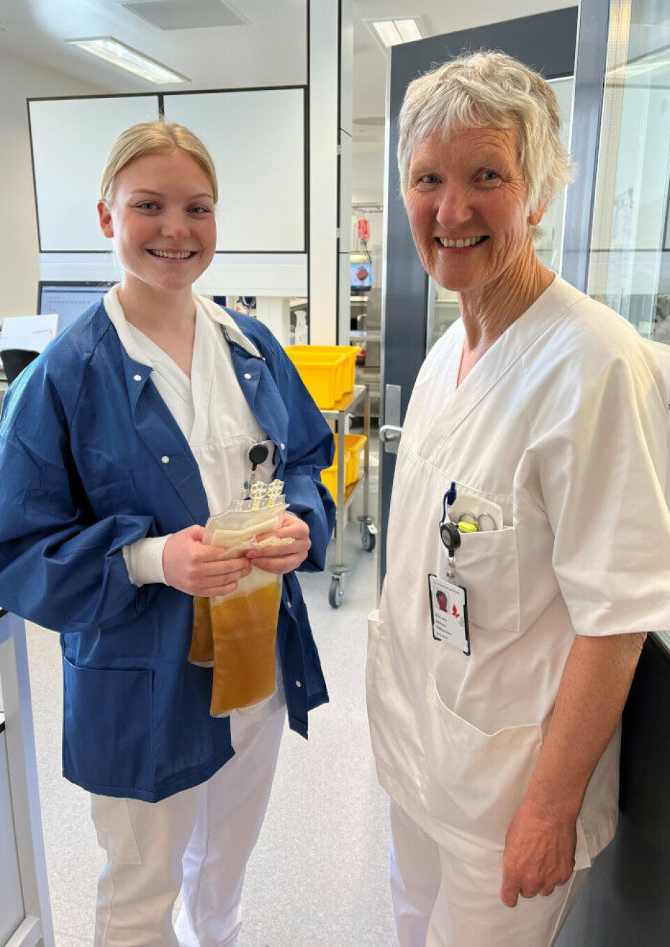 Student Sofie Elvemo og bioingeniør Gjertrud Vingerhagen har hatt en travel formiddag, og Elvemo har fått vært med på det meste av det som skjer på en produksjonsavdeling. - Det har vært en skikkelig bra dag, sier studenten. Foto: Grete Hansen