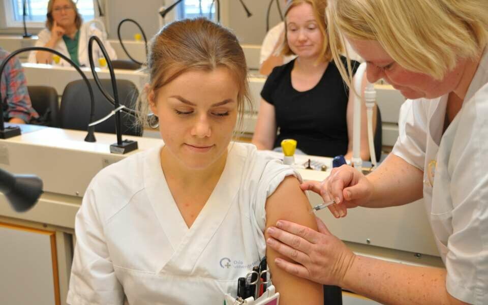 Bioingeniør Cathrine Pfarl var blant de mange OUS-ansatte som vaksinerte seg mot influensa i fjor. Arkivfoto: Svein A. Liljebakk