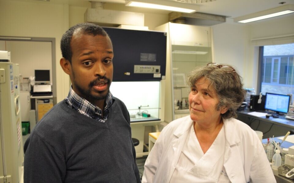 Mahad Mahamud, her sammen med Mette Sannes, leder for laboratoriet på OUS der Mahamud jobbet. Foto: Svein Arild Nesje-Sletteng.