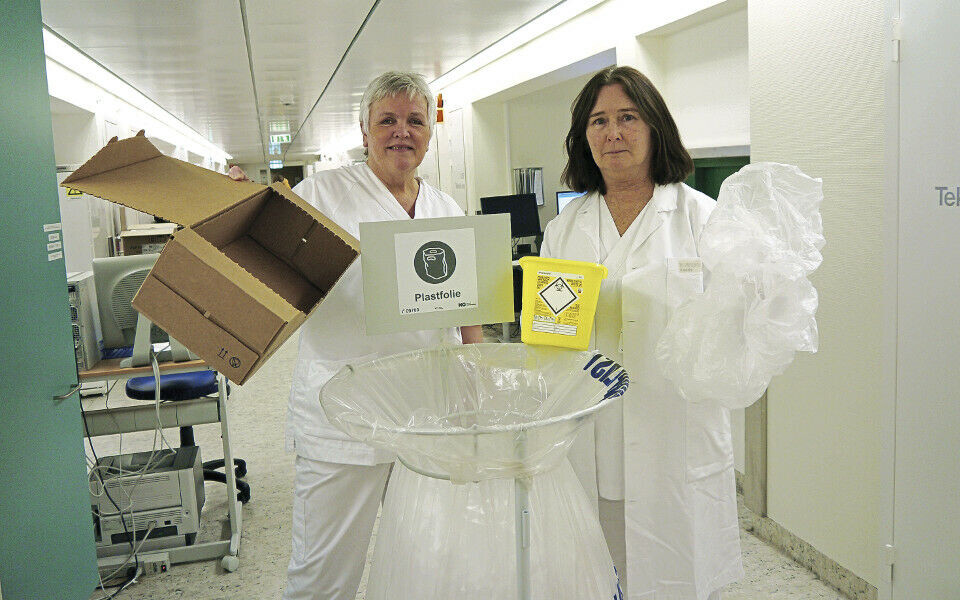 Inger Seland og Tone Standal sorterer mykplast, men hardplasten går i restsøpla. Foto: Roald Marker.