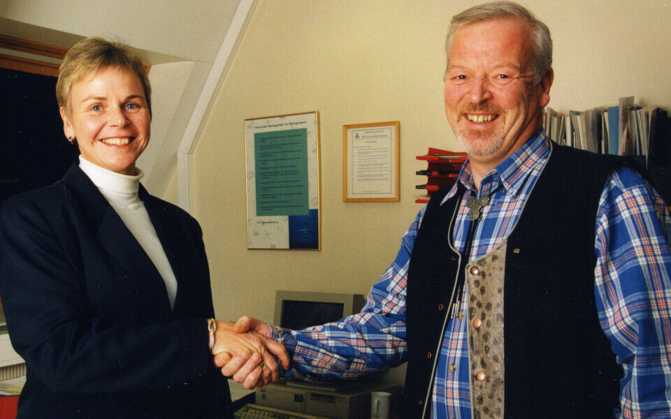1997: Marit Stykket og Svein Vikhals gratulerer hverandre med at representantskapet i NOBI vedtok fusjon med NITO. Foto: Svein Erik Dahl, Samfoto.