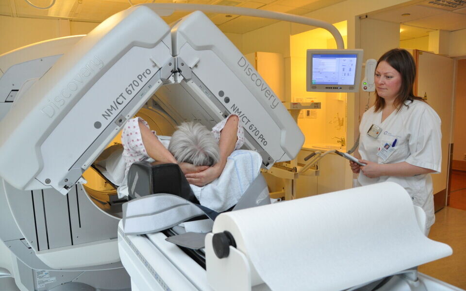 Det brukes stadig mer strålegivende apparatur innen nukleærmedisinen. Det er derfor ansatt mange radiografer ved de nukleærmedisinske avdelingene de siste årene. Foto Svein A. Liljebakk.