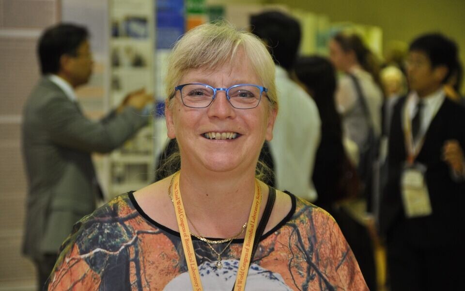 Tina Ninka Elley fra University College Zealand i Danmark presenterte poster om bioanalytikerutdanningens bruk av podcast i undervisningen. – En av podcastens styrker er at studentene kan høre på innslagene hvor som helst og når som helst det måtte passe, sier hun. Foto: Svein Arild Nesje-Sletteng