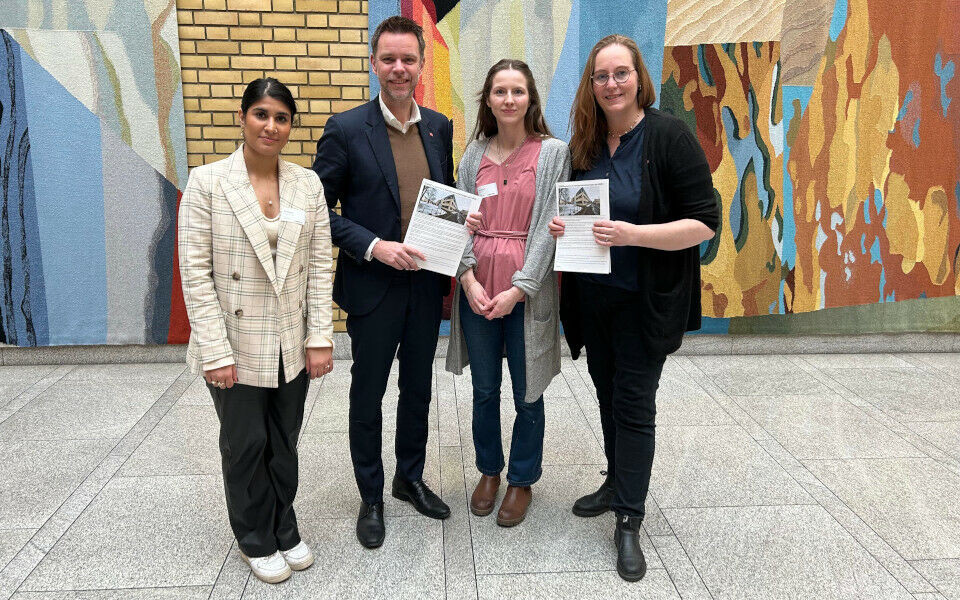 Studentene fra Høgskolen i Innlandet dro til Stortinget for å overlevere underskriftene fra aksjonen for grunnfinansiering. Fra venstre: Nawisa Falahzadeh, stortingsrepresentant Truls Vasvik (Ap), Elvida Skare og stortingsrepresentant Lise Selnes (Ap). Foto: Privat
