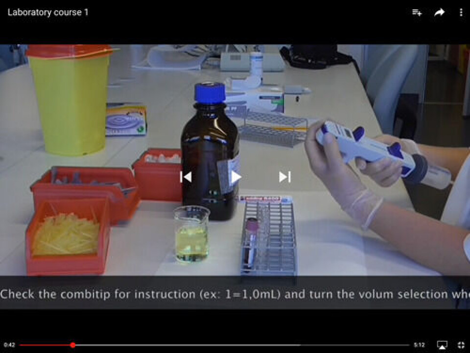 Fra instruksjonsvideoen om pipettering, som studentene ser før de gjør øvelser i skolens laboratorium.