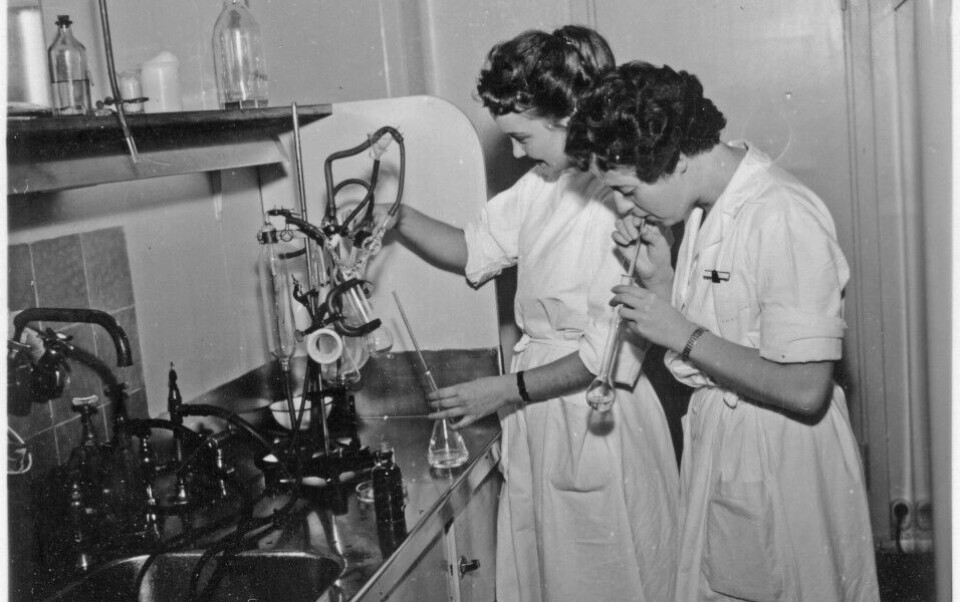 Munnpipettering i 'gamle dager'. Foto: Bioingeniørens arkiv