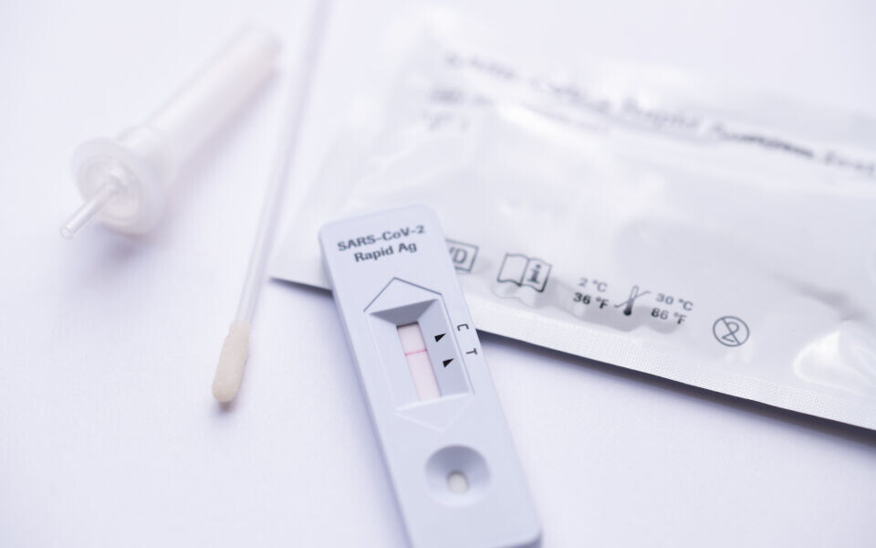 Under koronapandemien så man at fordelene med selvtesting totalt sett var større enn ulempene – i et folkehelseperspektiv. Foto: iStockphoto.