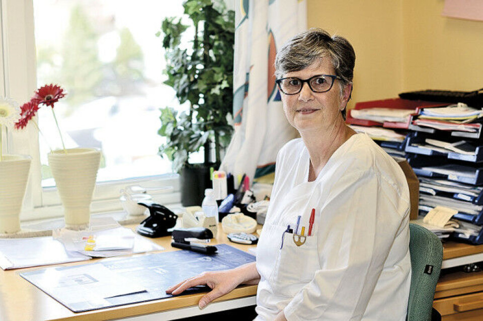 TILPASSER: Seksjonsleder Grete Førlie ved sykehuset i Kongsberg forsøker å etterkomme ønsker om arbeidstid og vakter så godt hun kan, men understreker at i utgangspunktet må alle som jobber ved laboratoriet kunne gå nattevakter. Skiftarbeid er en del av yrket.