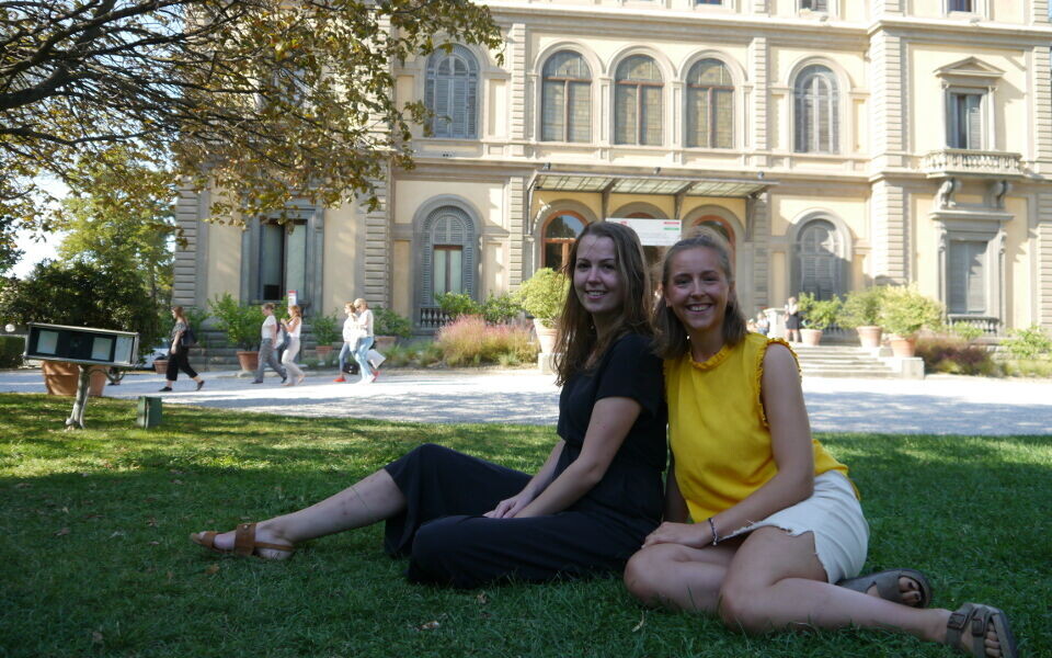 Kristin Sørby og Johanne Liverød Stensheim deltar på studentforum i Firenze. Her på plenen foran kongressbygningen. Foto: Grete Hansen