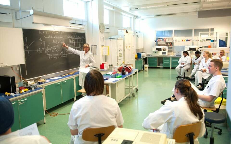 Bioingeniørutdanning - også i Innlandet? Det tar representanter fra lokalpolitikken, sykehuset og bioteknologimiljøet til orde for. Bildet viser undervisning for bioingeniørstudenter på Høgskolen i Oslo og Akershus - nå OsloMet. Illustrasjonsfoto: Tomas Moss