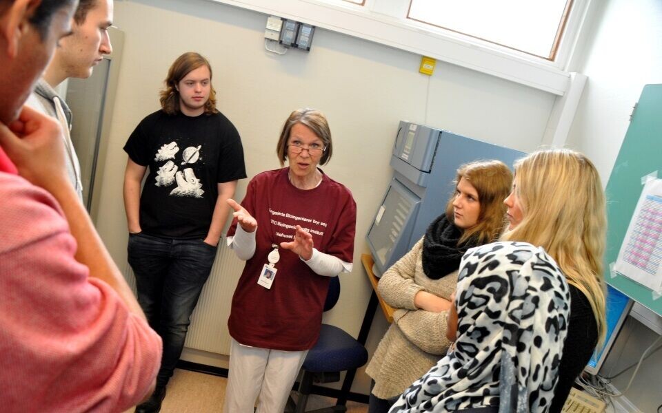 Bioingeniørene på Hamar sykehus hadde skoleelever på laboratoriebesøk på Bioingeniørdagen i 2013. Arkivfoto