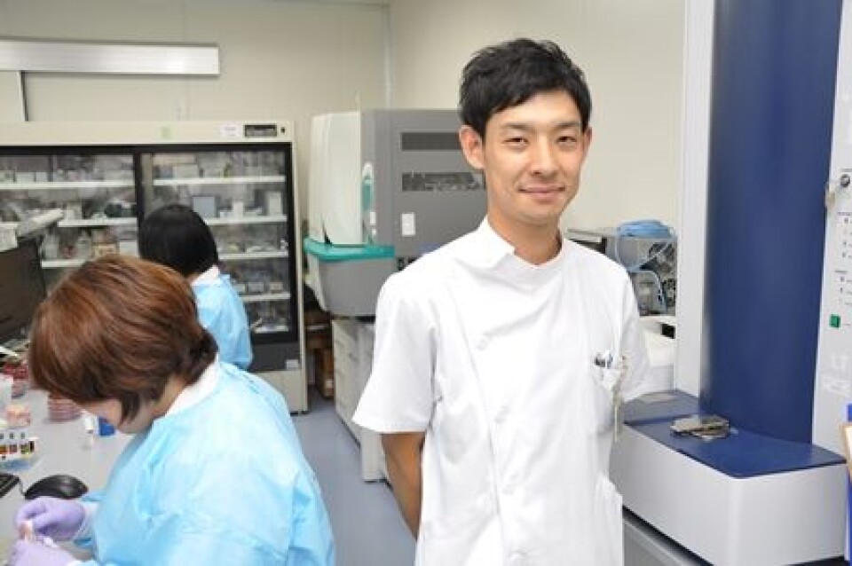Kenichiro Ohnuma har jobbet som bioingeniør på Kobe universitetssykehus i åtte år. Han har mastergrad og skal nå ta doktorgrad. Kenichiro Ohnuma på mikrobiologisk lab, Kobe universitetssykehus